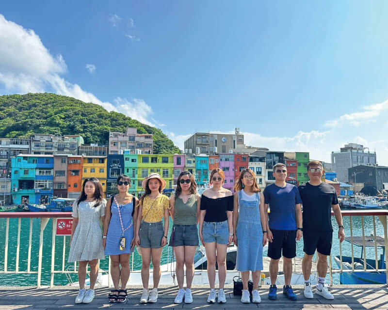 從台北一路坐到彩色漁港｜一家人的基隆小旅行，賓士九人座剛剛好的第1張圖片